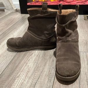 Size 6 Clarks gently used pull up ankle boots w/non slip bottom